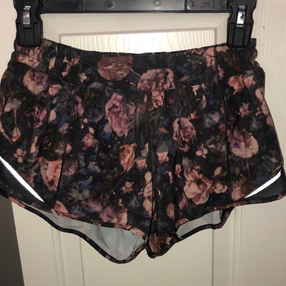 Lululemon Hotty Hot Short 2.5 - Picture 1 of 4